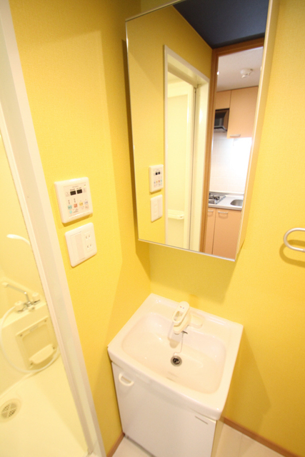 洗面設備　鏡の裏側は収納スペースとなってます