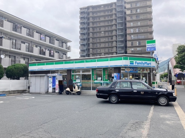 コンビニ　ファミリーマート小倉企救丘駅前店（コンビニ）まで290m