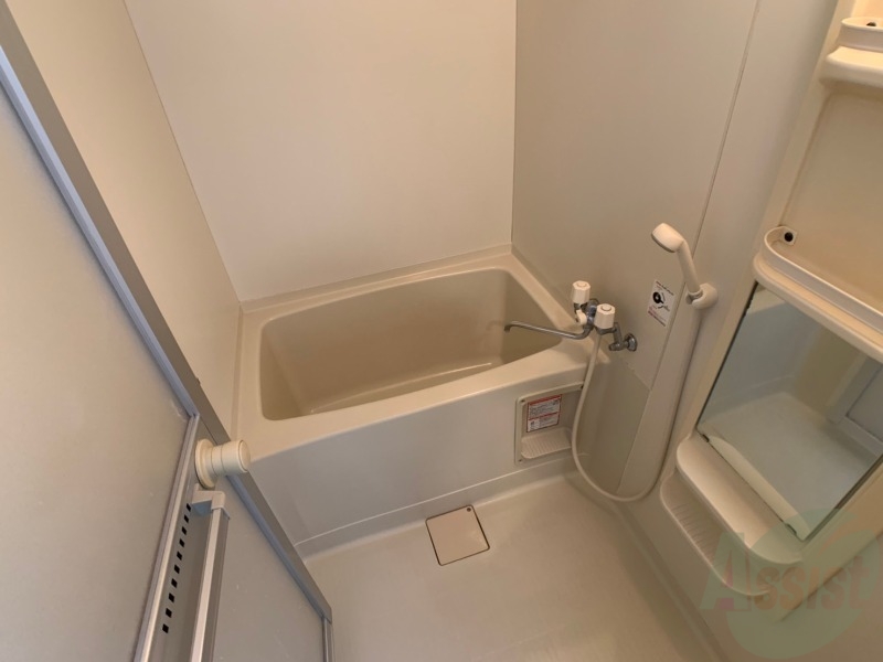 バス・シャワールーム　バスルームはこちらです。広々としてゆったり休めます。