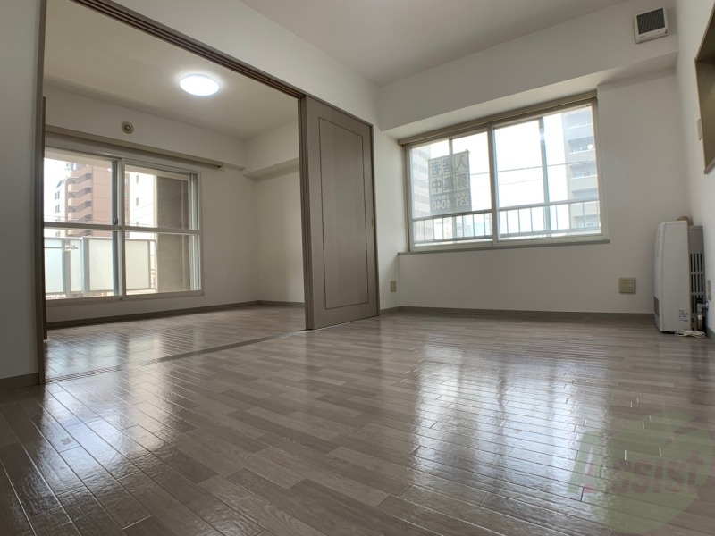 居室・リビング　１０．５帖のＬＤＫ。引き戸を開けると解放感があります。