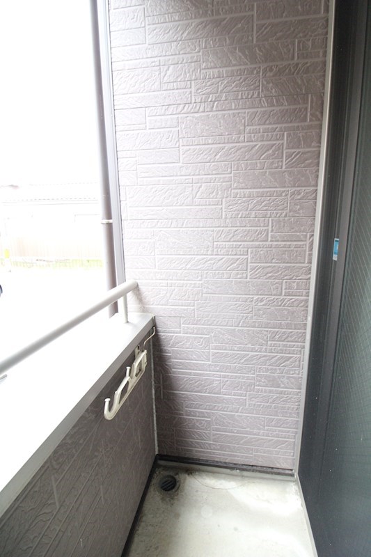 バルコニー　洗濯物を干すのに十分なスペースがあります。