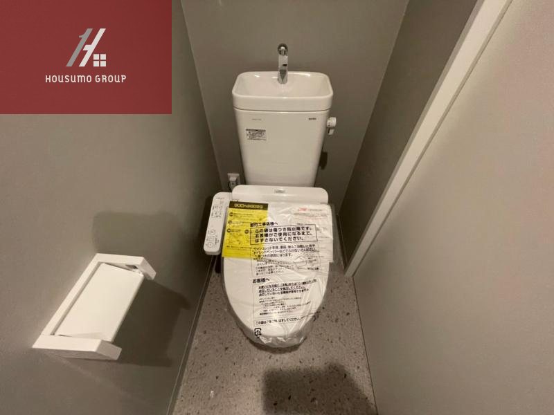 トイレ　落ち着いた色調のトイレです