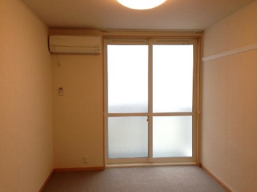 居室・リビング　ナチュラルな木目と白を基調とした室内