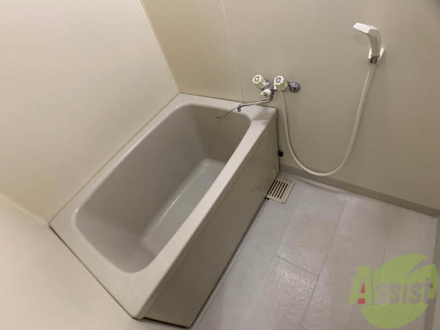 バス・シャワールーム　こちらはお風呂。一日の疲れをここで癒してください。