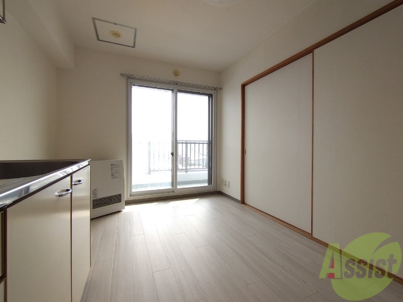 居室・リビング　日当たりが良くて心地よく過ごせそうなお部屋です。