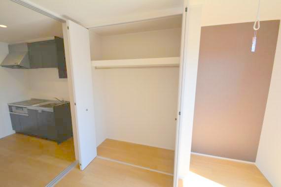 収納　大きなクローゼットはたくさんのお洋服もスッキリ片付きます。