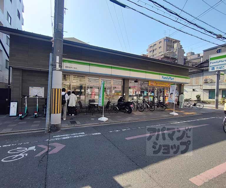 コンビニ　ファミリーマート柳馬場押小路店（コンビニ）まで122m
