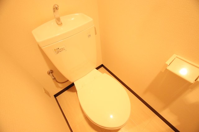 トイレ　※別室の参考写真の為、現況優先です。