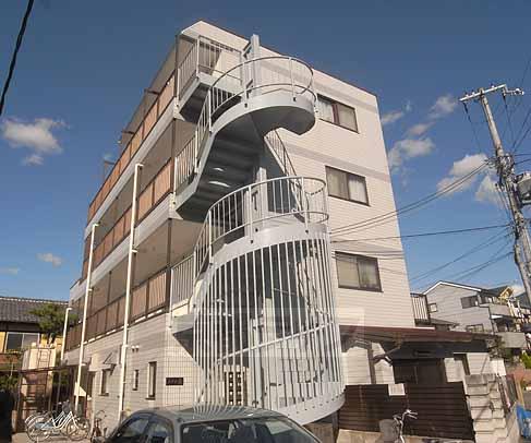 建物外観　四方が道路に囲まれてます。
