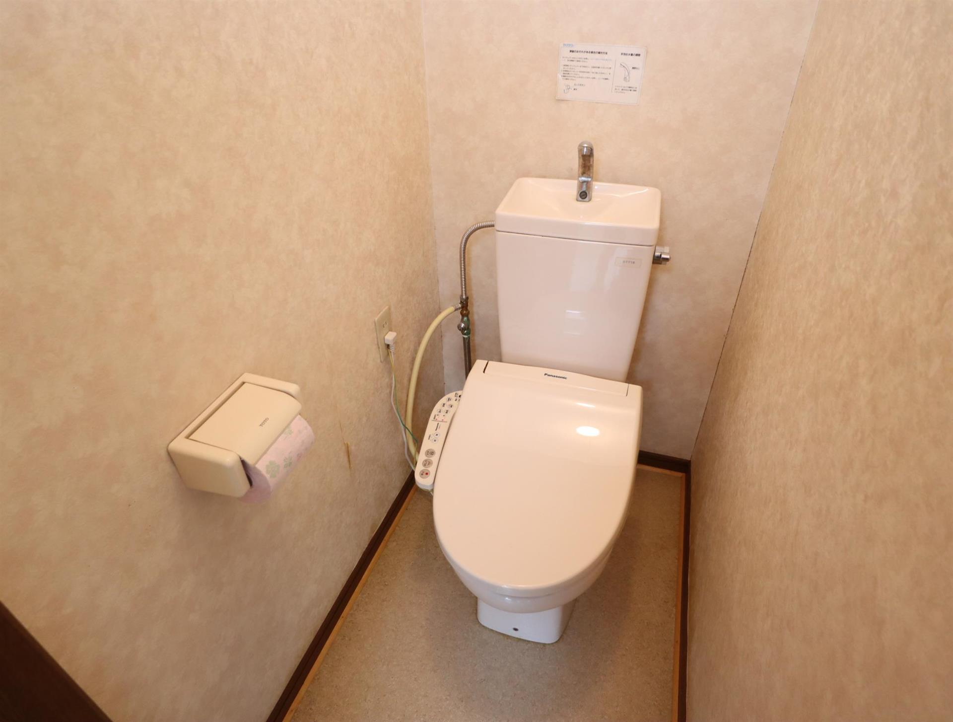 トイレ　温水洗浄暖房便座