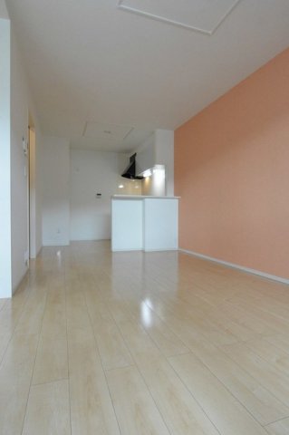 居室・リビング　【エステート】こちらのリビングで趣味の時間をお楽しみください