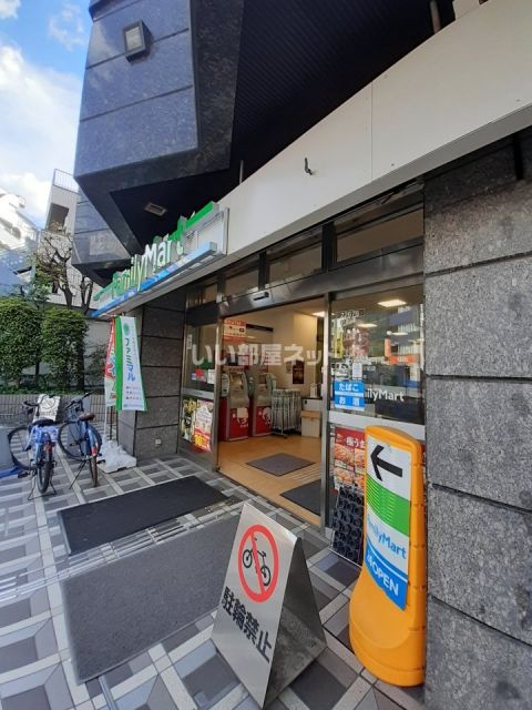 コンビニ　ファミリーマート早稲田駅前店（コンビニ）まで432m