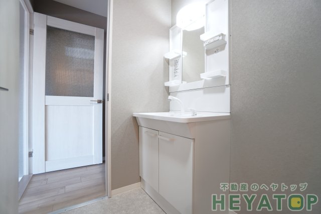 洗面設備　忙しい朝の身支度に便利なシャワー付き洗面化粧台