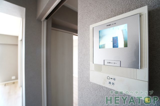 セキュリティ　不意の訪問もモニター付きドアホンで安心確認