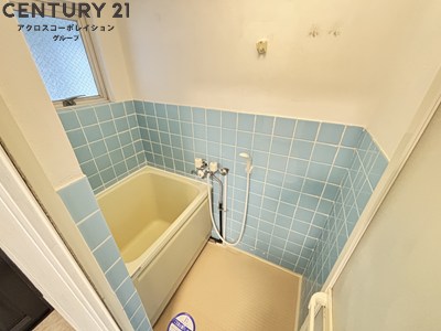 バス・シャワールーム　窓があり換気良好。