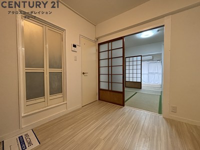 居室・リビング　キッチンの横にも窓があって明るい！