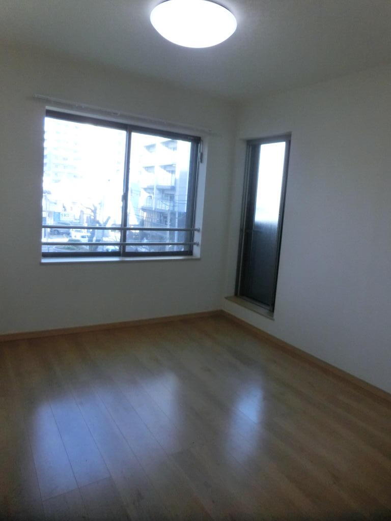 居室・リビング　フローリングのお部屋です。内装前写真です