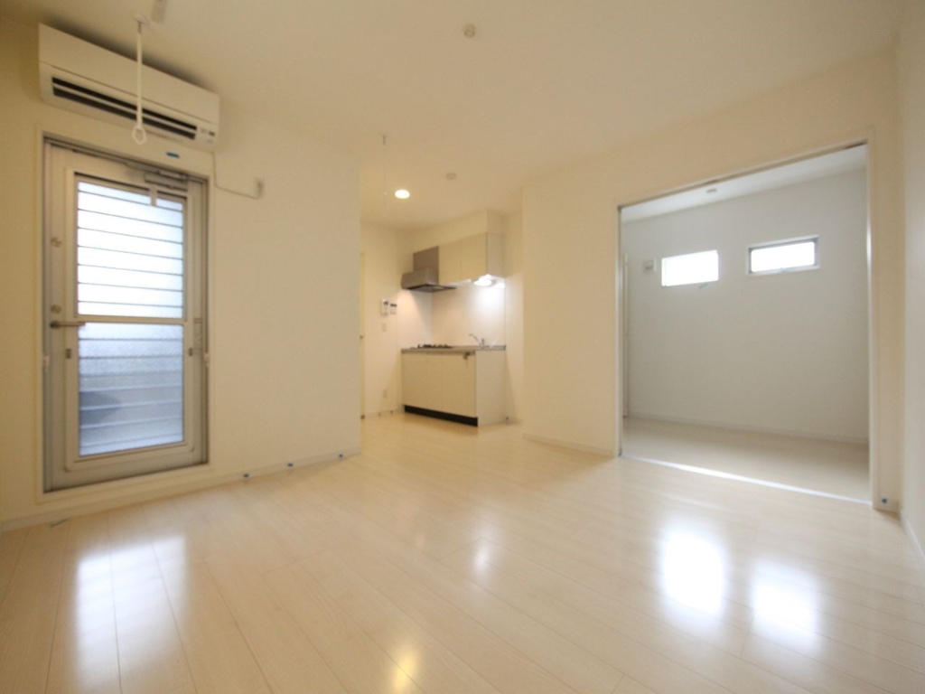 居室・リビング　ＬＤＫ10.5帖　洋室3.3帖とつなげても仕切っても使えます