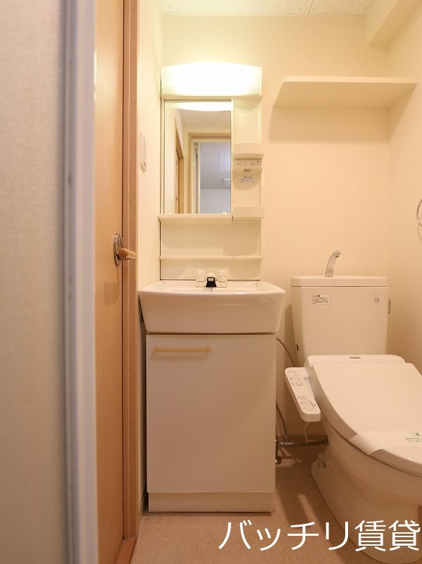 洗面設備　画像は別号室イメージの為、現況を優先いたします。