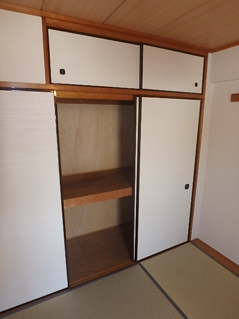 収納　奥行きしっかりの押入れも重宝しますよね。
