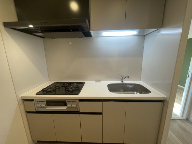 キッチン　写真は、他部屋の同間取りとなっております。