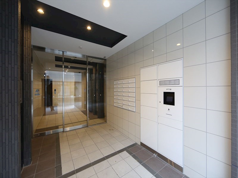 エントランス　エントランス　オートロック　宅配ＢＯＸ　防犯カメラ