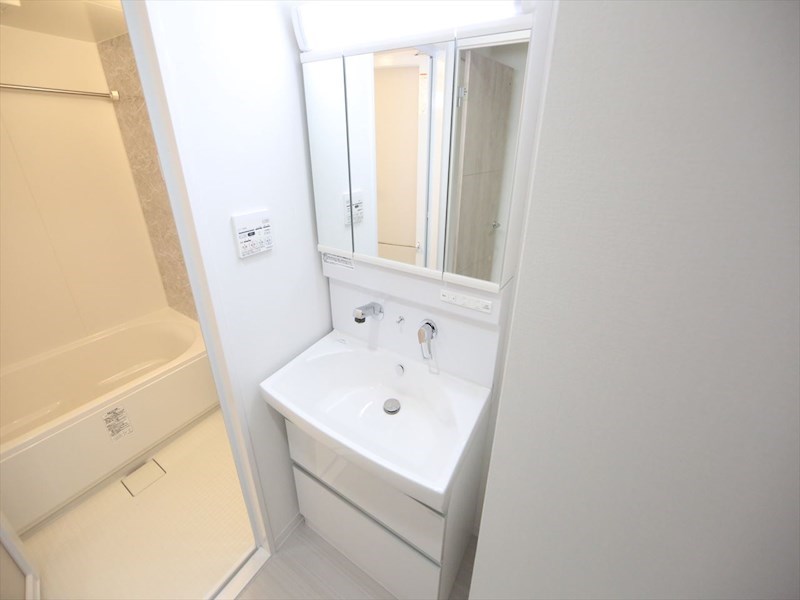 洗面設備　脱衣所　独立洗面台（シャンプードレッサー付）収納スペース有