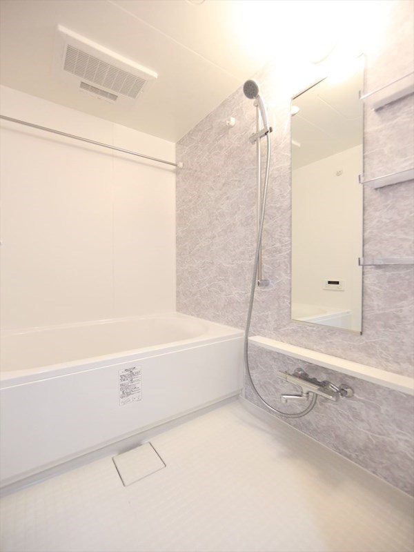 バス・シャワールーム　浴室暖房乾燥機付　追い焚き・オートバス機能付お風呂