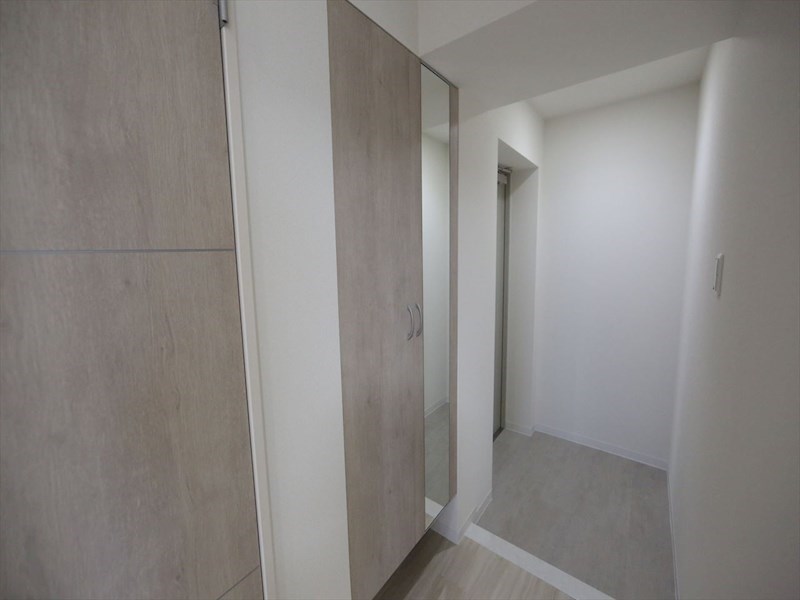 玄関　玄関　シューズボックス　姿見鏡付き（収納充実してます）