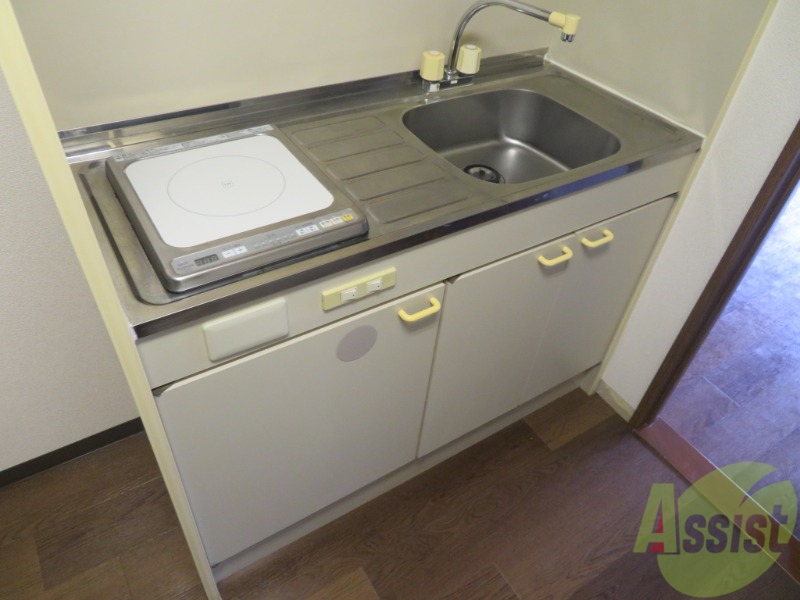 キッチン　１口のＩＨコンロが設置されていました。すぐ料理できますね。