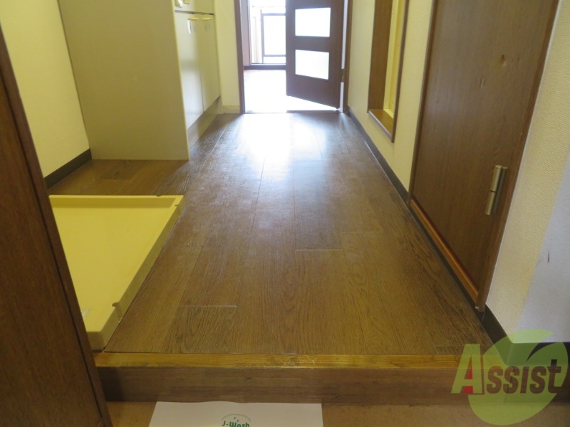 玄関　段差のある玄関なので座りながらお靴の脱ぎ履きが出来て便利です