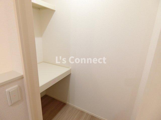 その他設備　廊下にも収納スペースがあります。