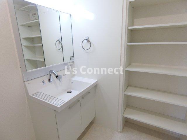 洗面設備　洗面所にも棚があります。