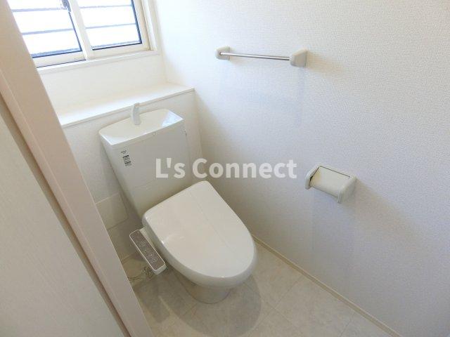 トイレ　温水洗浄便座付きのトイレ。