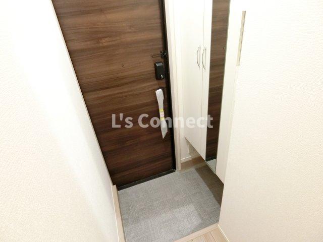 玄関　背の高い下駄箱には鏡付きで身だしなみチェック。