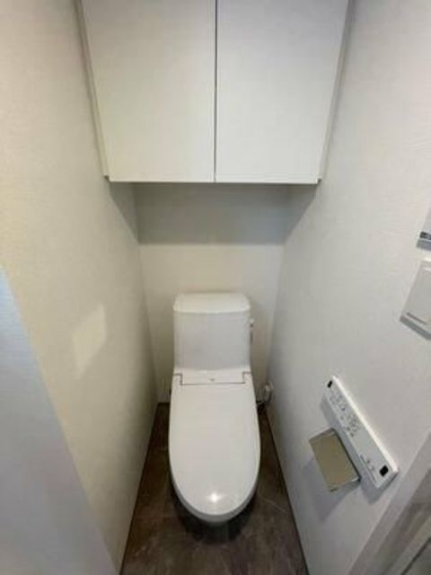 トイレ　上部にある収納棚へ収納可能です♪