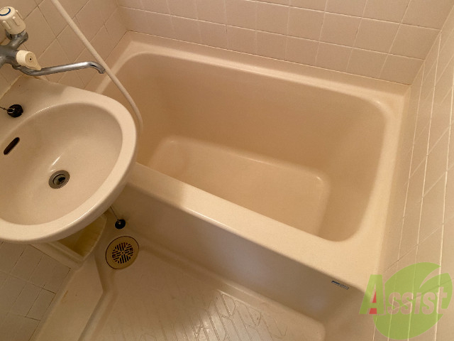 バス・シャワールーム　白くきれいな浴室です、トイレ別で使い易い作りになっています