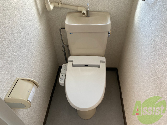 トイレ　温水洗浄機能付きのトイレです。きれいで落ち着ける空間。