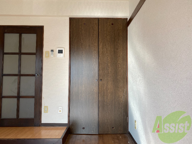 収納　洋室にあるクローゼットは大きなサイズで沢山収納できそうです