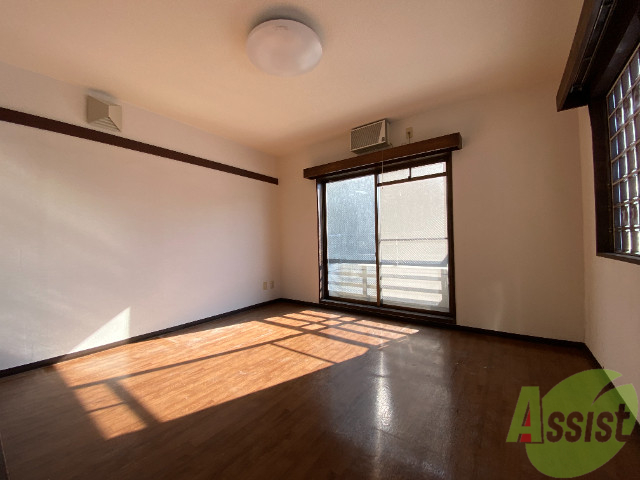 居室・リビング　８帖のリビングは収納と窓があり、陽の光が気持ちよく差します