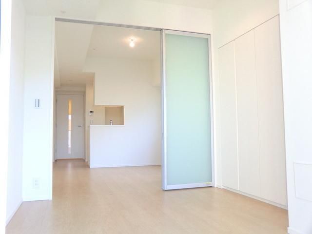 居室・リビング　広々した明るいフローリング居室