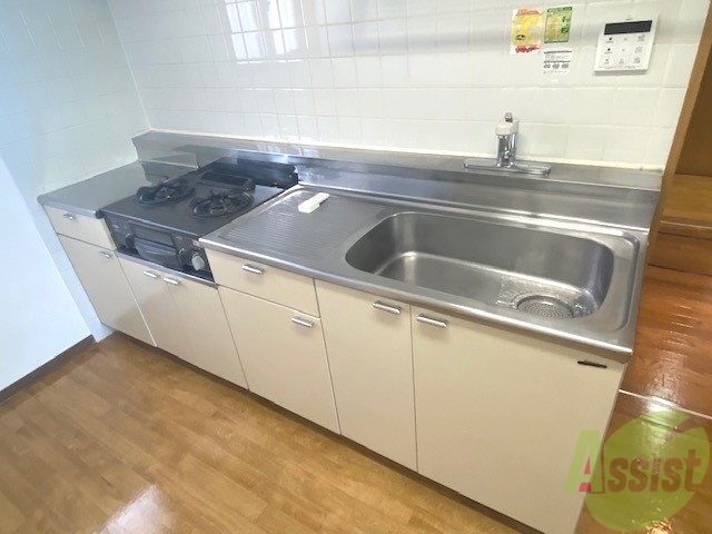 キッチン　一人暮らしには十分な大きさのキッチンですね。