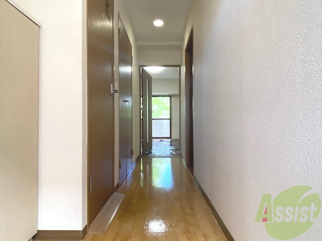 玄関　玄関からも陽の光が見えて、気持ちが良いですね。