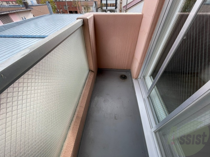 バルコニー　バルコニーは幅があり、広い印象を受けました。