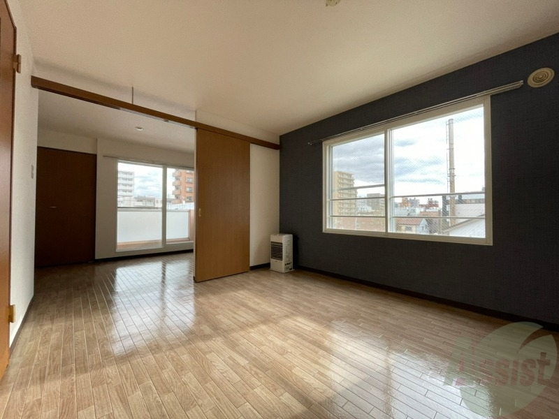 居室・リビング　広くてキレイなお部屋が広がっていて、充実した生活が送れそう。