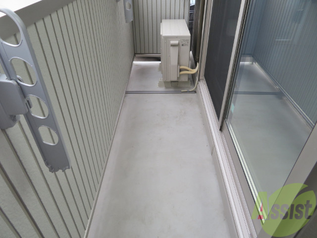 バルコニー　バルコニーは洗濯物がはかどりそうな広さがありますよ。