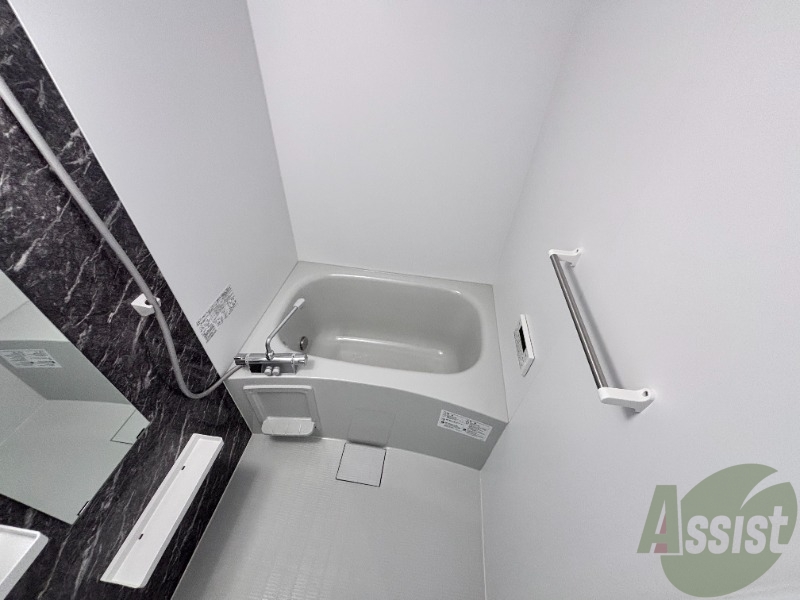 バス・シャワールーム　バスルームには浴槽があり、追い焚き付きで助かりますね。