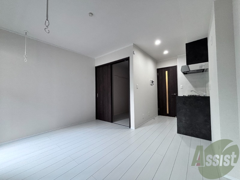 居室・リビング　こちらは８．３帖のＬＤＫになります。広々空間がいいですね。