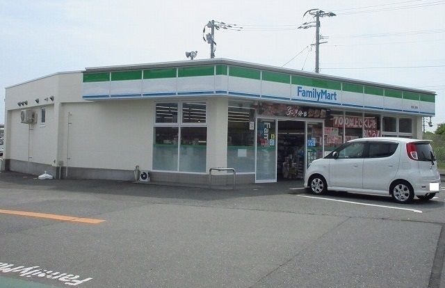 コンビニ　ファミリーマート（コンビニ）まで50m