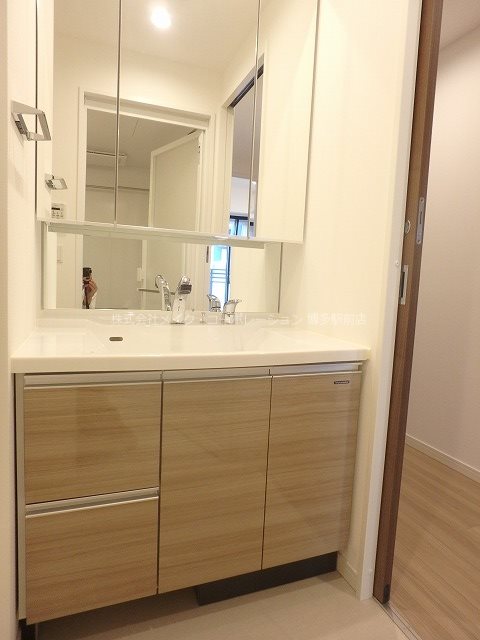 洗面設備　※入居中の為別部屋写真使用現状優先